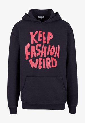 Mustika kapuutsiga, millel on esikott ja pingutusnöör. Esipinnal on silmapaistev roosa tekst, mis ütleb "HOIA MOE VEIDRA" mängulises fondis.