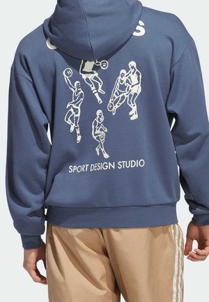 Niebieska bluza z kapturem z białymi ilustracjami koszykarzy oraz napisem „SPORT DESIGN STUDIO”. Miękki materiał, luźny fason, kieszeń typu kangur.