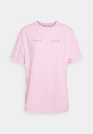 Roze katoenen T-shirt met korte mouwen, ronde hals en een grijs "AIR"-logo op de voorkant gedrukt. Casual, ruime pasvorm.