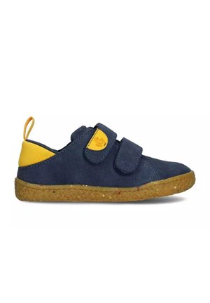 Zapatilla deportiva para niño azul marino y amarilla con dos tiras de velcro y suela marrón texturizada, mostrada de perfil sobre fondo blanco.