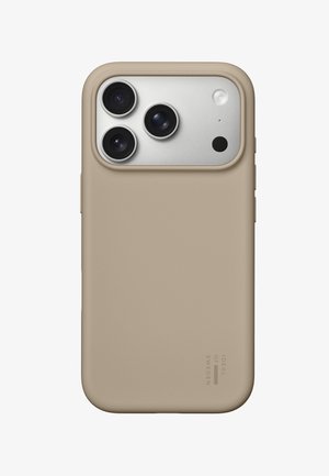 Smartphone met een beige beschermhoes met drie cameralenzen, flitser en het logo van "Ideal of Sweden" in de rechterbenedenhoek.