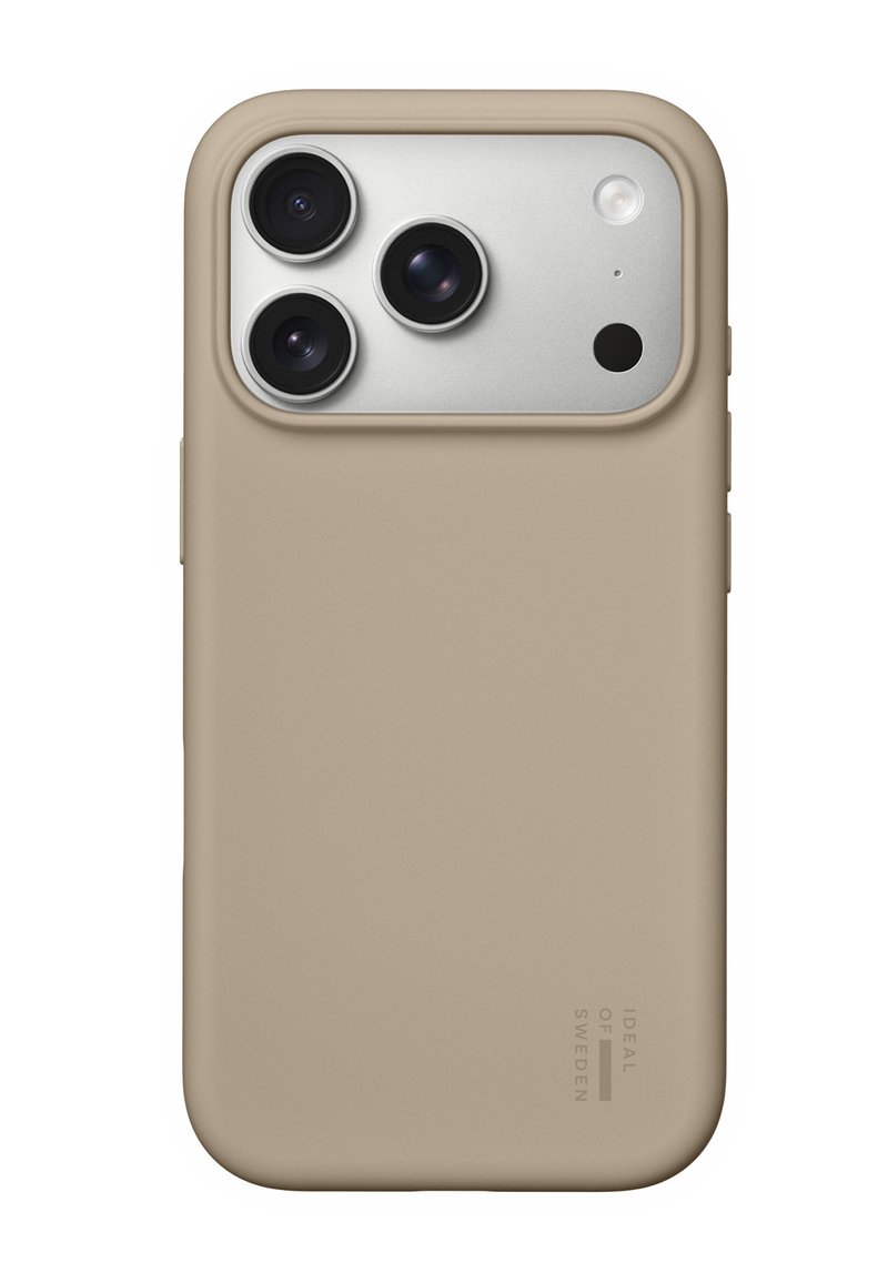 Smartphone con funda protectora beige que cuenta con tres lentes de cámara, flash y el logotipo "Ideal of Sweden" en la esquina inferior derecha.