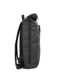 Sac à dos étanche noir avec un design à rabat, équipé d'une fermeture éclair supérieure, de bretelles réglables et de panneaux latéraux texturés.