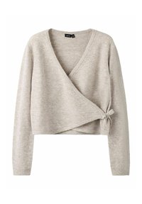 Svetlo siva skrajšana jopica iz mehkega materiala, z globokim V-izrezom, zavitim dizajnom in stransko vezavo. Dolgi rokavi, teksturiran zaključek.