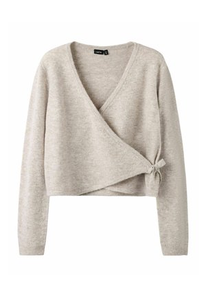 Lichtgrijze cropped trui van zachte stof, met een diepe V-hals, wikkelontwerp en een zijstrikdetail. Lange mouwen, textuurafwerking.