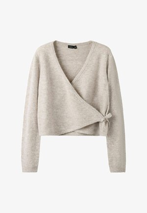 Svetle šedý zkrácený svetr vyrobený z měkké látky, s hlubokým výstřihem do V, zavinovacím designem a bočním detailem vázání. Dlouhé rukávy, texturovaný povrch.