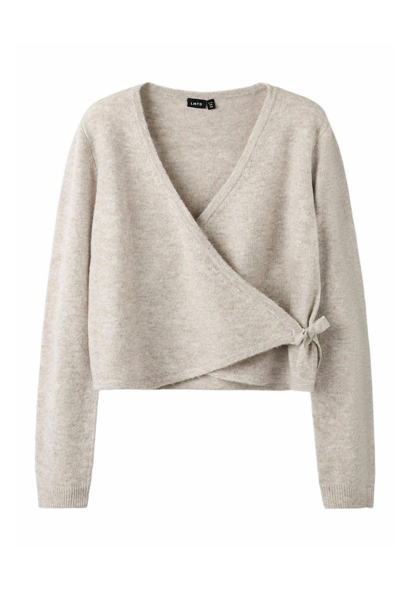 Svetlo siva skrajšana jopica iz mehkega materiala, z globokim V-izrezom, zavitim dizajnom in stransko vezavo. Dolgi rokavi, teksturiran zaključek.