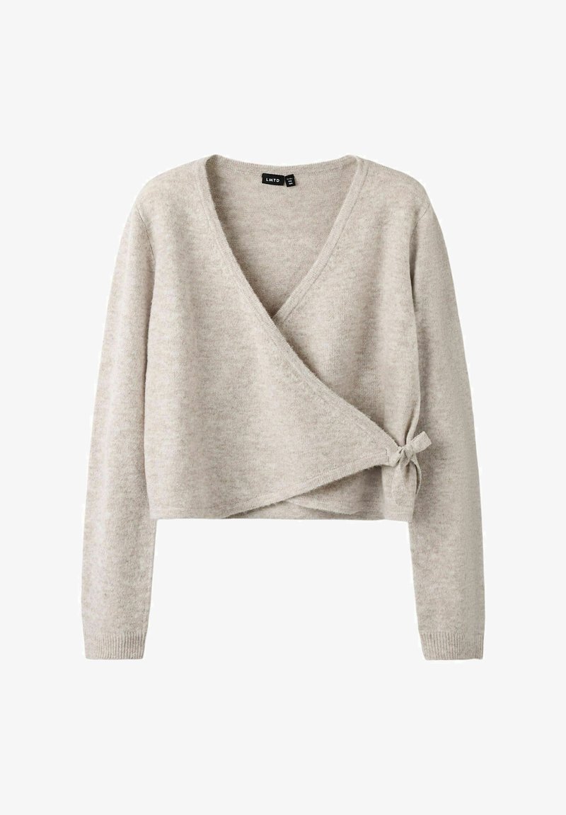 Svetlo siva skrajšana jopica iz mehkega materiala, z globokim V-izrezom, zavitim dizajnom in stransko vezavo. Dolgi rokavi, teksturiran zaključek.