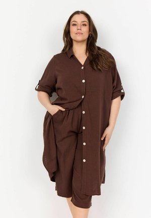 Abito button-up marrone con maniche corte e tasche, caratterizzato da un design morbido e leggero e da una gonna lunga fino al ginocchio.