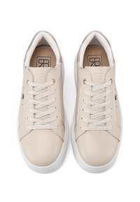 Sneakers in pelle beige con finitura liscia, dotati di suole in gomma bianche, lacci beige piatti e dettagli con logo sulla linguetta.