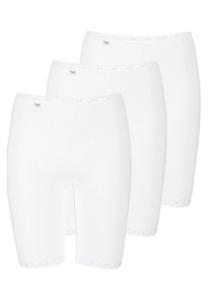 Drie paar witte shorts met een gladde textuur en kantafwerking aan de zoom. Elk paar heeft een subtiele logo op de tailleband.