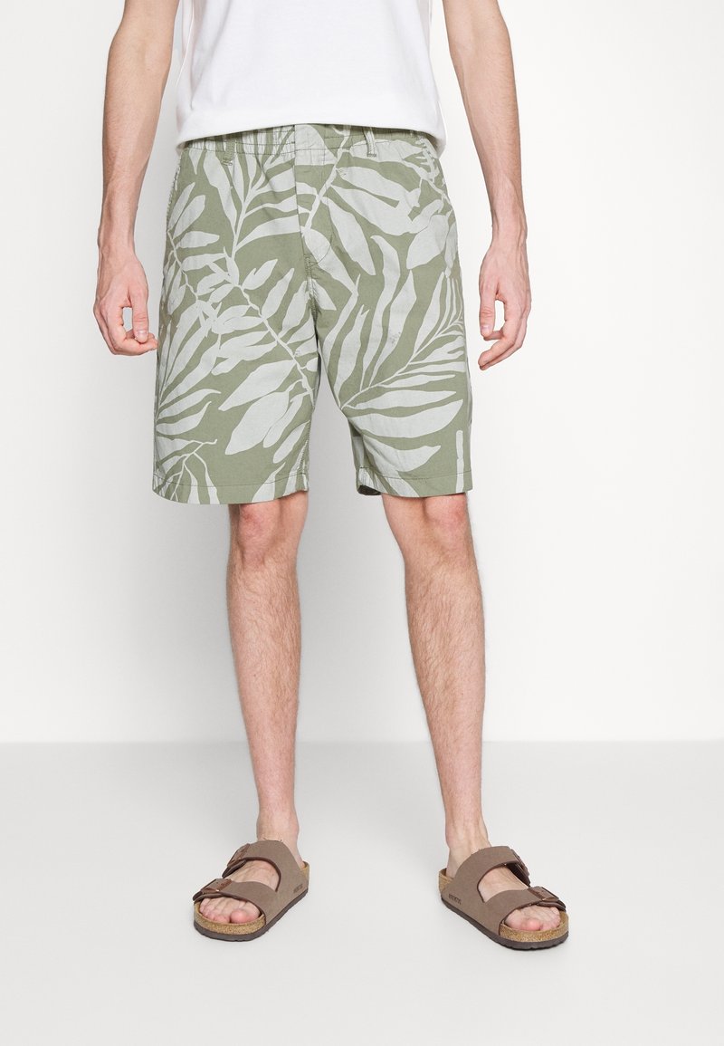Grønne mønstrede shorts med et blomstermotiv i lysegrå, lavet af let materiale, med elastisk talje og sidelommer.