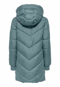 Manteau rembourré en tissu teal doux, avec un motif en chevrons, une capuche, des poignets élastiques et une coupe mi-longue pour la chaleur et la couverture.