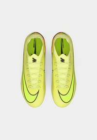 Ghete de fotbal Nike Mercurial de culoare galbenă strălucitoare cu accente negre. Prezintă un brâu texturat, închidere cu șireturi și un design elegant.