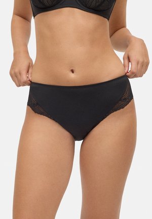 Bragas hipster negras hechas de una tela suave, con acentos de encaje en los lados y una cintura cómoda. Diseño minimalista sin patrones.