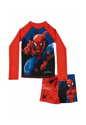 Kinder Spider-Man-Badebekleidungsset mit rotem Langarmshirt mit Spider-Man in Aktion und passenden rot-blauen Shorts mit Spider-Man-Grafiken.