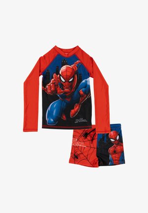 Set da bagno Spider-Man per bambini con maglietta rossa a maniche lunghe con Spider-Man in azione e pantaloncini rossi e blu coordinati con grafiche di Spider-Man.