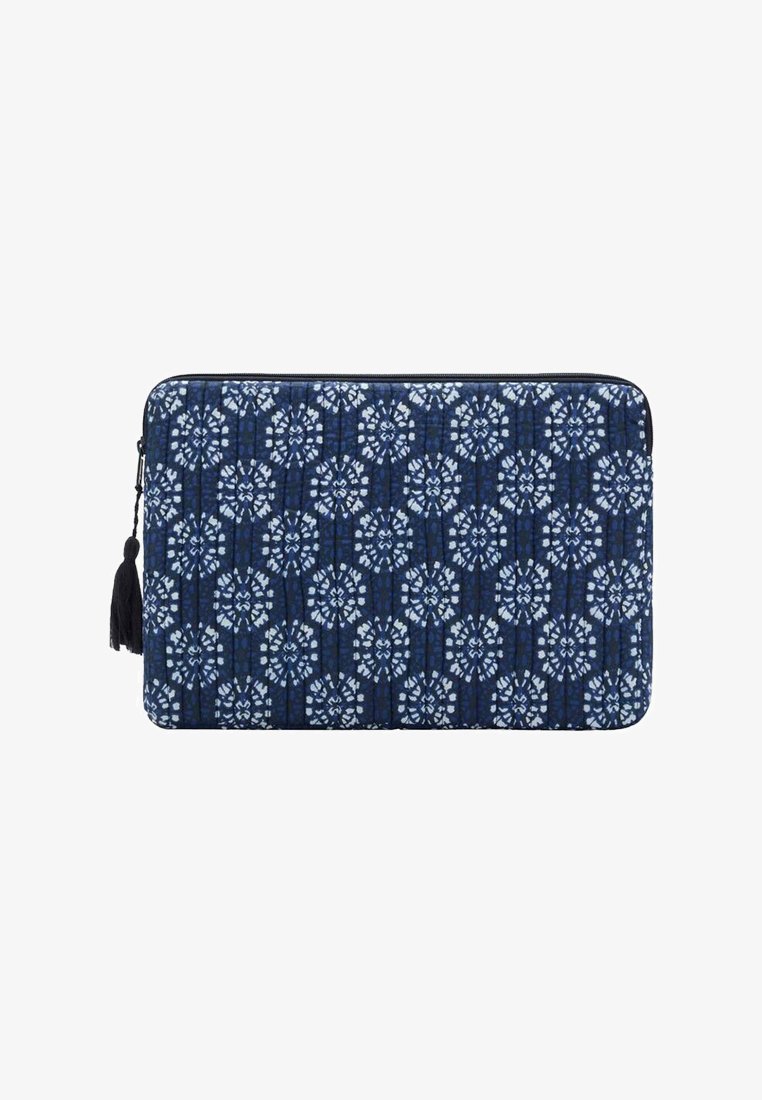 Housse d'ordinateur portable bleu marine en tissu à motif floral, avec une fermeture éclair et un accent en frange texturé sur un côté.