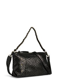 Sac en cuir noir avec un design à pois texturé. Dispose d'une bandoulière en chaîne tressée et d'accents en métal avec une fermeture éclair.