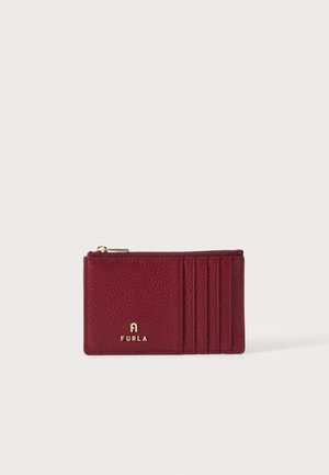 Piccolo portacarte in pelle bordeaux con tasca con zip e quattro scomparti per carte, con logo Furla dorato sul davanti.