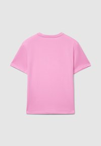 T-shirt a maniche corte in cotone rosa chiaro, con scollo rotondo e colore uniforme senza motivi o accessori visibili sul retro.