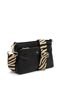Borsa a tracolla in pelle nera con finitura testurizzata, dotata di una spallina a fantasia zebra e dettagli in oro. Due scomparti con cerniera.