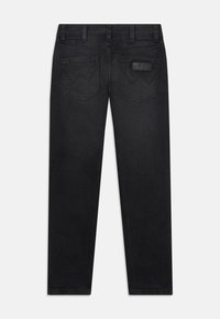 Svarta denimjeans med rak passform, med två bakfickor, bältesömmar och en läderetikett vid midjan. Slät textur.