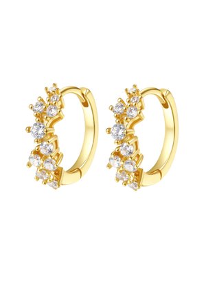 Pendientes de aro de oro adornados con gemas claras redondas agrupadas, colocadas asimétricamente a lo largo de la curva exterior frontal.