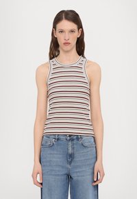 Brun og hvit stripete ermeløs topp med ribbet tekstur, rund hals og tettsittende fasong, kombinert med blå denimjeans.