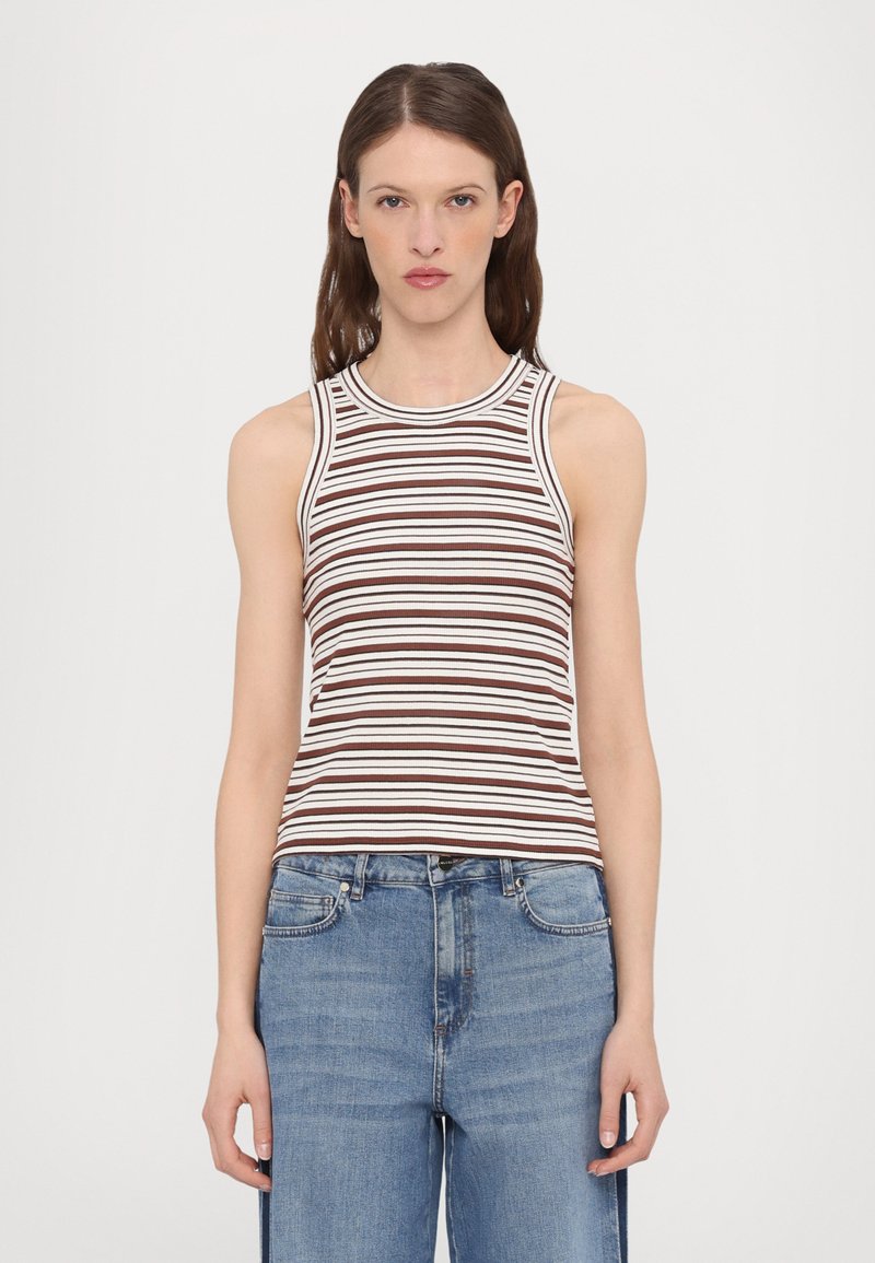 Brun og hvit stripete ermeløs topp med ribbet tekstur, rund hals og tettsittende fasong, kombinert med blå denimjeans.