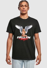 Sort bomulds T-shirt med et grafisk motiv af en figur med vinger, tekst "FALLEN angel" i hvid og rød, detaljeret design, afslappet pasform.