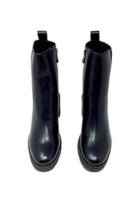 Stivaletti neri alla caviglia con una finitura sintetica liscia, dotati di una cerniera laterale, punta rotonda e design minimalista. Nessun motivo o accento visibile.
