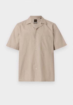 Μπεζ πουκάμισο με κοντά μανίκια και κουμπιά, με διακριτικές κατακόρυφες ρίγες, τσέπη στο στήθος και χαλαρή γιακά.