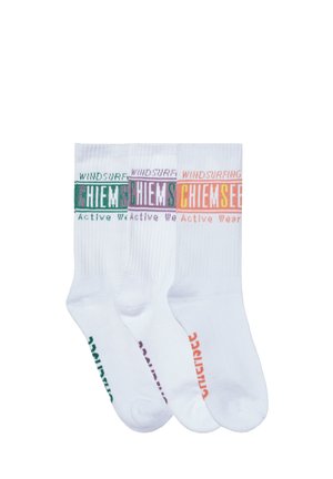 Drei Paar weiße Crew-Socken mit dem Schriftzug „Windsurf Chiemsee Active Wear“ in Grün, Lila und Orange an Bündchen und Seiten.