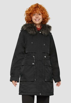 Zwarte parka met een nepbont kraag, voorzien van een ritssluiting, verstelbare trekkingkoorden en meerdere voorzakken. Glad textuur van de stof.
