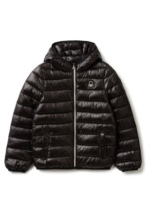 Doudoune noire brillante matelassée avec capuche, fermeture éclair complète à l'avant, deux poches avant et petit logo blanc sur le côté gauche de la poitrine.