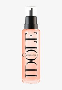 Transparent rosa sprayflaske med svart lokk og fet svart tekst, merket "IDÔLE LA RECHARGE." Glatt overflate, ergonomisk form.
