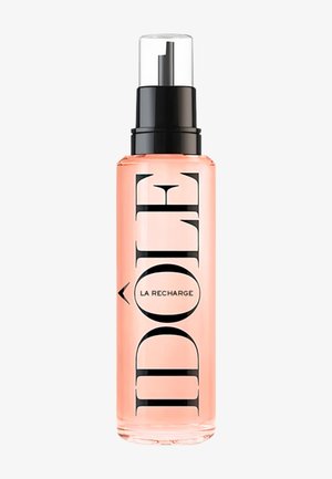 Transparante roze sprayfles met zwarte deksel en vetgedrukte zwarte tekst, gelabeld "IDÔLE LA RECHARGE." Glad oppervlak, ergonomische vorm.