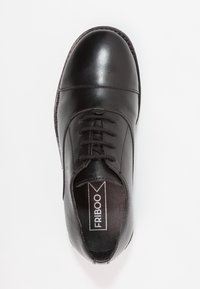 Zwarte leren veterschoen met een ronde neus, gladde afwerking, minimalistisch ontwerp en een stoffen voering met de merknaam "FRIBOO".