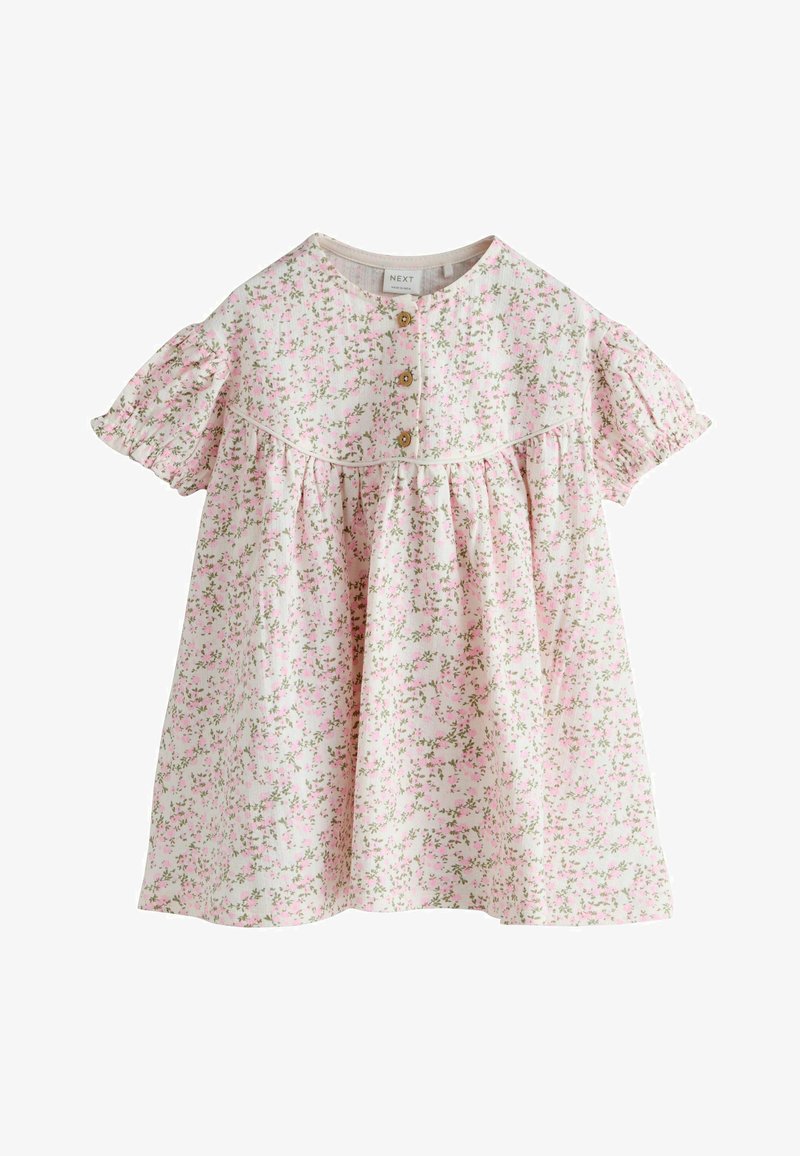 Robe rose pour tout-petit avec petit motif floral, manches courtes bouffantes, trois boutons en bois sur le plastron avant, et jupe froncée.