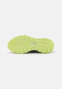 Semelle de chaussure en vert clair avec un motif de traction texturé et multidirectionnel. Présente le logo "Jack Wolfskin" intégré sur le côté.