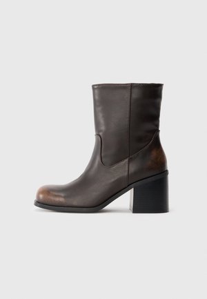 Botine cu toc - brown