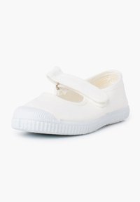 Zapato de bailarina blanco de lona con tira de velcro, punta redondeada y suela de goma texturizada. Diseño minimalista y construcción ligera.