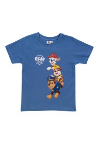 T-shirt in cotone blu con una grafica di tre cani dei cartoni animati di "Paw Patrol", con dettagli in rosso, giallo e nero su una superficie liscia.