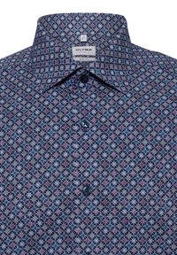 Musterhemd mit einer Mischung aus blauen, weißen und burgunderfarbenen Blumenformen auf einem dunklen Hintergrund; mit spitzem Kragen und Knopfverschluss.