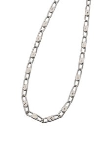 Sølv kædedesign med aflange ovale led, der har en poleret finish, hvilket giver en glat overflade og symmetrisk design.