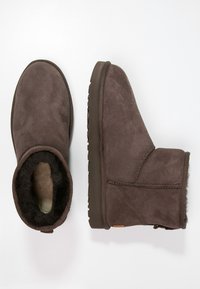 UGG CLASSIC MINI II - Talvisaappaat - chocolate