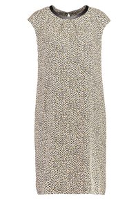 Kortärmad klänning i lätt tyg med ett geometriskt i svart och gult mönster, med rund halsringning och en solid svart kant.