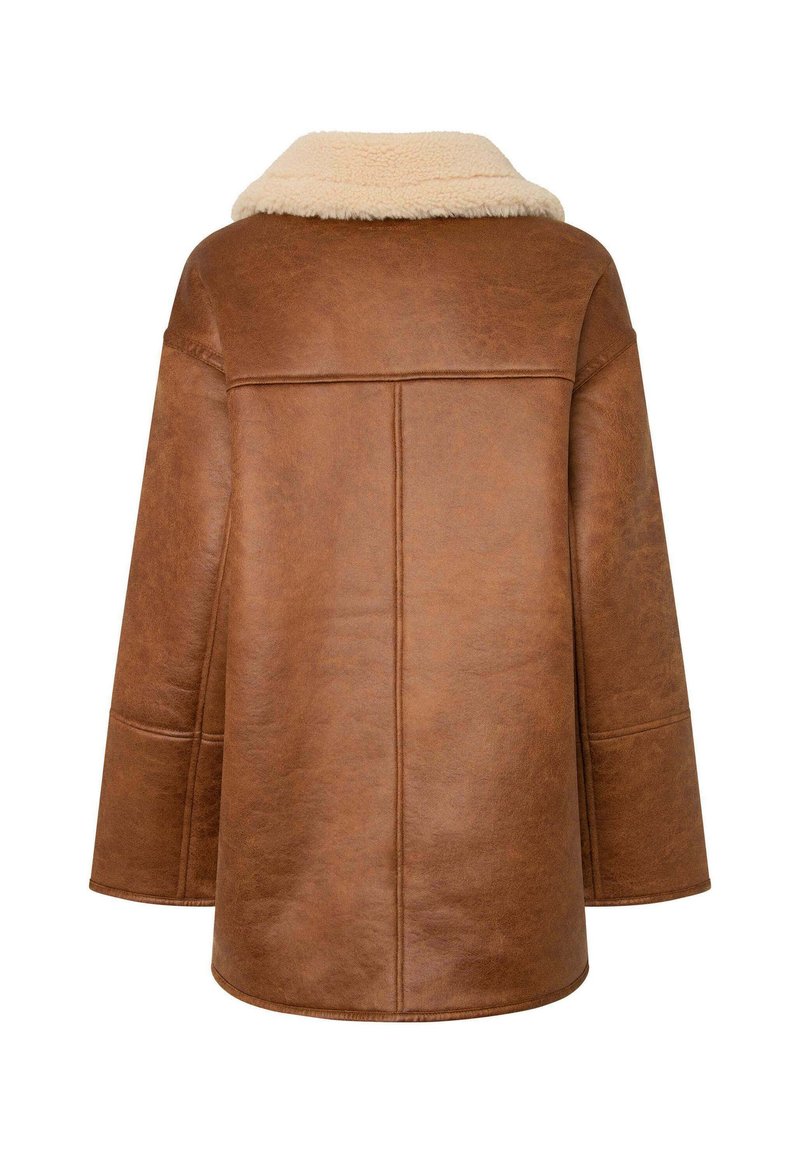 Veste en simili cuir marron avec un collier en shearling crème, design oversized, coutures visibles et manches larges. Vue arrière.