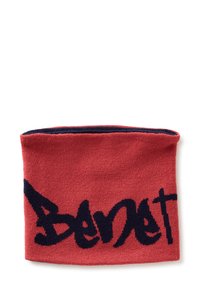 Czerwona dzianinowa chusta na szyję z czarnym, wyraźnym tekstem w stylu graffiti "Beast" na przodzie.